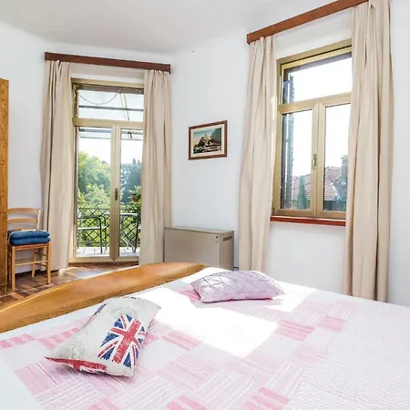 In With 1 Bedrooms *