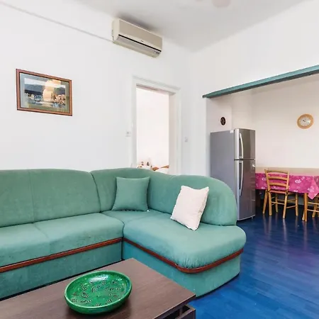 In With 1 Bedrooms 公寓
